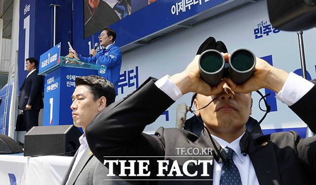 주변 살피는 경호원.