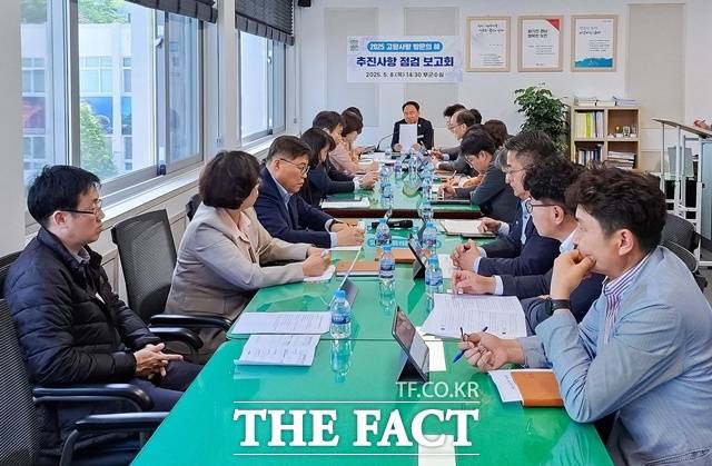 남해군이 '2025 고향사랑 방문의 해' 추진사항 점검 보고회를 열고 있다. /남해군