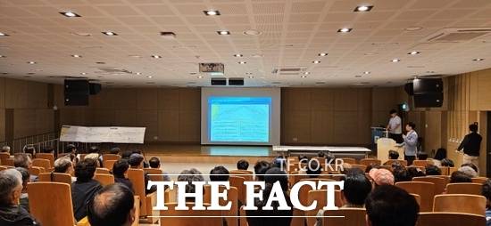 경기 남양주시 시민들이 최근 열린 ‘시도 20호선 확장 사업’ 주민설명회에 참석, 남양주시 관계자들 설명을 듣고 있다./남양주시