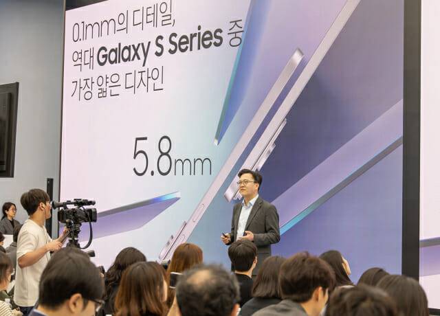 문성훈 삼성전자 MX사업부 스마트폰개발1팀 부사장이 13일 '삼성 강남'에서 진행된 '갤럭시 S25 엣지' 공개 행사에서 제품을 소개하고 있다. (사진=삼성전자)