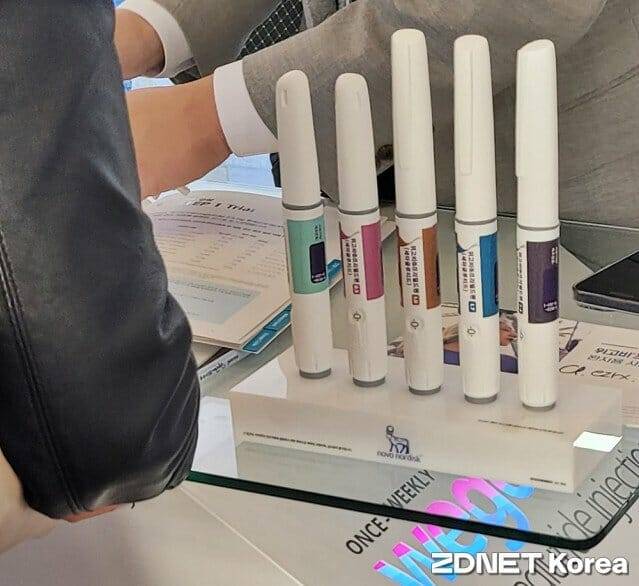 최근 한 의료학회에 부스 참여한 노보 노디스크 직원이 참관 의사에게 위고비에 대해 설명하고 있다.