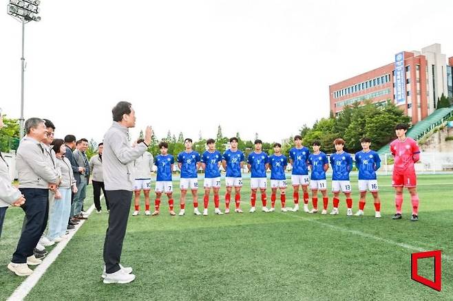 경북 구미시의회 박교상 의장 등 의원들, 축구육상 경기장 찾아 응원전 동참해 선수들에게 격려 하고 있다.