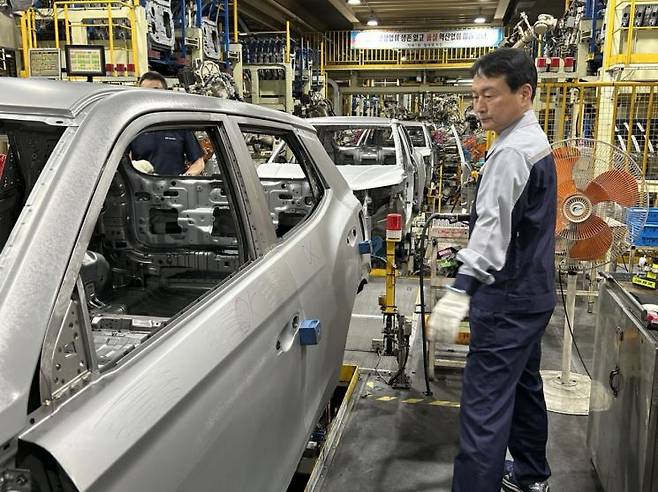 지난해 말 정년퇴직 후 재고용 된 황주원씨가 2일 KG모빌리티 평택 공장 차체품질라인에서 차체를 점검하고 있다.