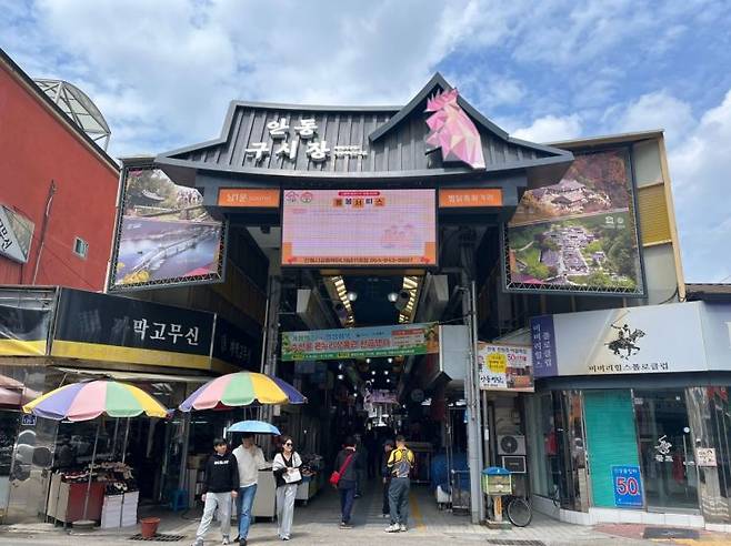 구시장은 찜닭 골목으로 유명한, 안동의 원도심이다. 대선을 23일 앞둔 11일 찾은 이곳에선 정권 교체를 외치는 이와 정권 재창출을 바라는 이의 목소리가 엇갈렸다.