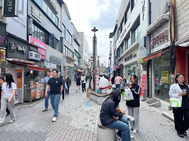 안동역 앞 '문화의 거리'는 시민들과 관광객들이 많이 찾는 번화가다. 점심시간이 되자 이곳으로 방문객들이 모이기 시작했다.