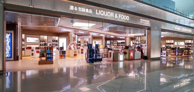 인천공항 제2여객터미널에 위치한 신세계면세점 주류매장 외부 전경. 신세계면세점 제공.