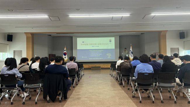 진안군이 13일 군청 강당에서 본청, 직속기관, 의회사무과 등 전 부서 직원을 대상으로 '찾아가는 자치입법 역량강화 교육'을 실시했다. 진안군 제공