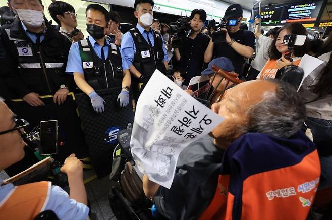 전국장애인차별철폐연대 회원들이 13일 서울 지하철 2호선 시청역 승강장에서 오세훈 서울시장과의 대화를 요구하며 기자회견을 하고 있다. 연합뉴스