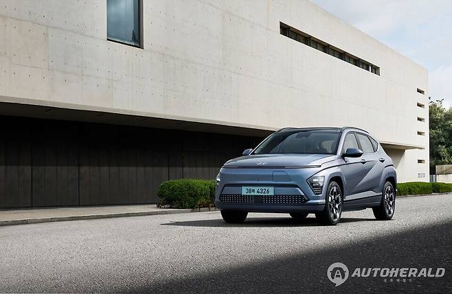 현대차가&nbsp;후측방 충돌 경고 등 안전 사양 기본 적용하고 가격 인상을 최소화한 2025 코나 일렉트릭을 출시했다. (현대자동차)