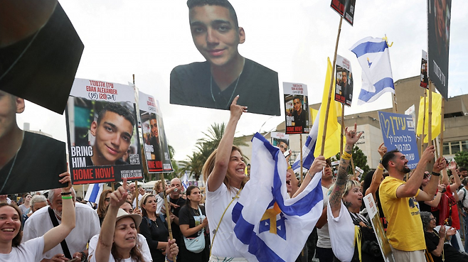 텔아비브 시민들이 알렉산더의 석방을 지켜보며 축하하고 있다