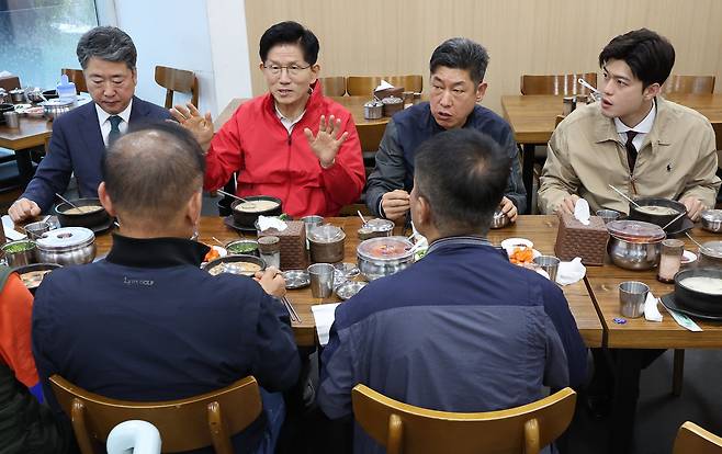 김문수 국민의힘 대선 후보가 제21대 대통령 선거 공식 선거운동이 시작된 12일 새벽 서울 송파구 가락시장을 방문해 상인들과 순대국밥을 먹으며 대화하고 있다./뉴스1