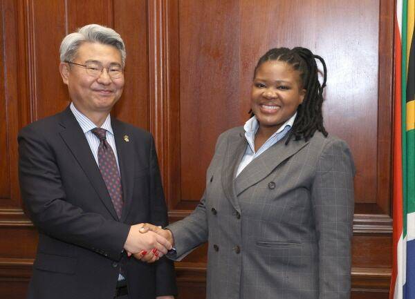 양동한 주남아프리카공화국 한국대사(왼쪽)와 논세바 음흘라울리 남아공 대통령실 정무차관이 12일  프리토리아 유니언빌딩에서 만나 면담하고 있다. /주남아공한국대사관 제공