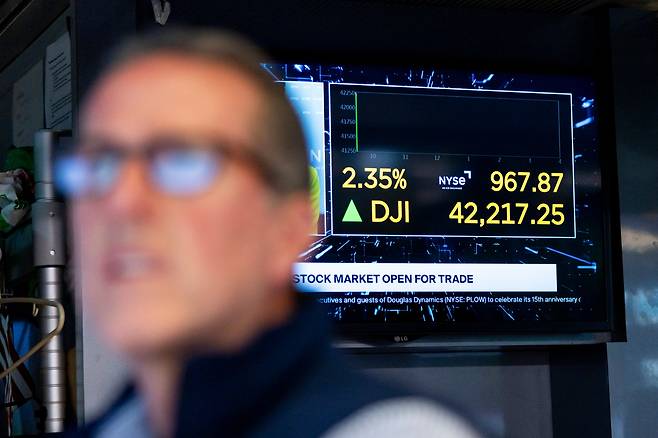 미국과 중국이 관세를 낮추는 데 합의했다는 소식이 전해진 12일 미국 뉴욕 주식 시장이 상승했다./EPA 연합뉴스