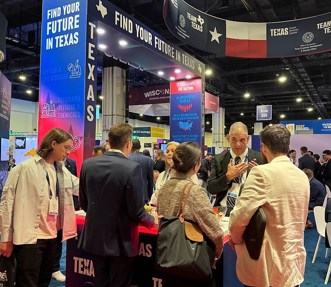 12일 '셀렉트USA 인베스트먼트 서밋' 현장에서 텍사스주 주 정부 관계자들이 참가자들과 대화를 하고 있다. /내셔널하버(메릴랜드주)=김은중 특파원