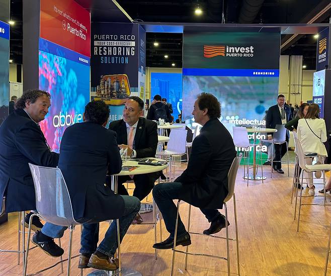 12일 '셀렉트USA 인베스트먼트 서밋' 현장의 푸에르토리코 부스에서 관계자들이 테이블에 앉아 투자 상담을 진행하고 있다. /내셔널하버(메릴랜드주)=김은중 특파원