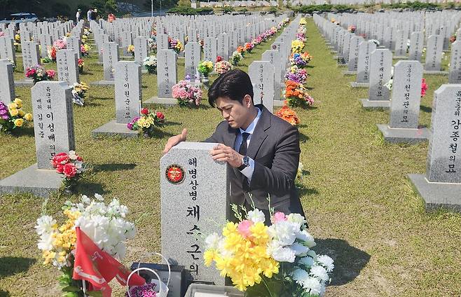 국민의힘 비상대책위원장에 내정된 김용태 의원이 12일 대전 유성구 국립대전현충원을 찾아 채 상병 묘역을 참배하고 있다./국민의힘