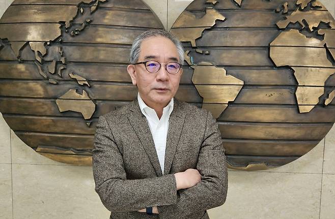 이근 서울대 국제대학원 교수는 2025년 5월 5일 서울대 국제대학원내 인터뷰에서 "대한민국이 강대국으로 들어서는 길목에서 지식인이 약하면 나라도 약해진다"며 "학계와 언론계를 포함한 지식인(知識人) 사회가 철저한 직업 정신을 발휘하여 예능 정치인, 예능 전문가에 대해 확실한 견제(牽制)와 검증(檢證) 작업을 하고, 세계적인 경쟁력을 갖는 존경(尊敬)받는 지식 세계를 만들어야 한다"고 말하고 있다./송의달