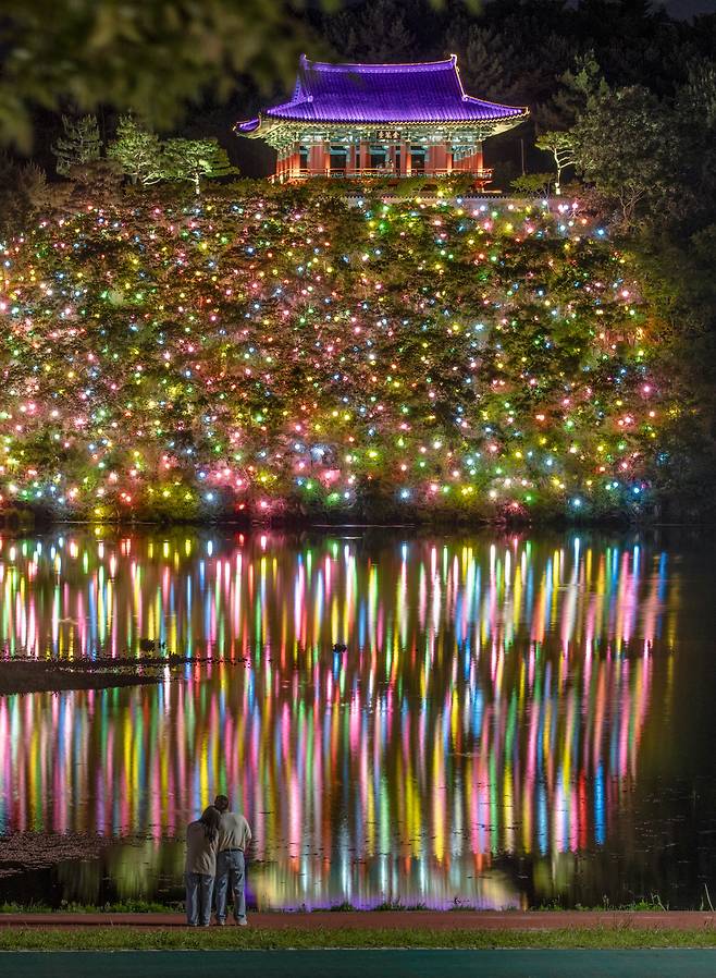 경주 형산강 연등문화축제에서 연인이 연등불빛을 감상하고 있다./박상훈 기자