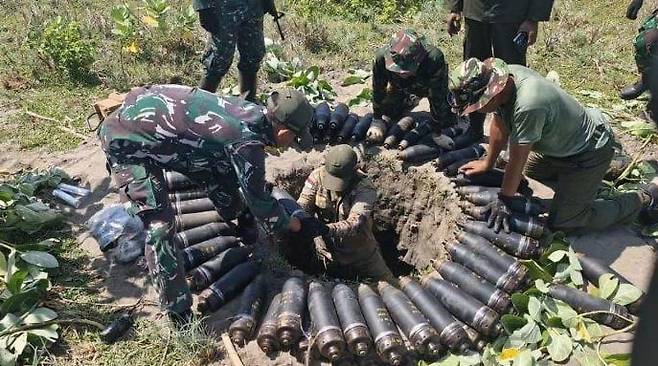 인도네시아 군인들이 구덩이를 파 폭탄 폐기를 준비하는 모습. /트리뷴자바