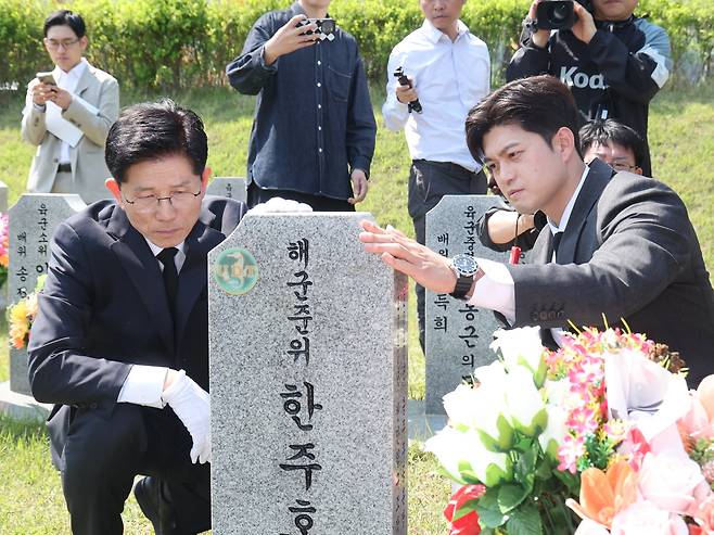 국민의힘 김문수 대선후보가 12일 대전 유성구 국립대전현충원을 찾아 고 한주호 해군준위의 묘를 참배하고 있다./김지호기자