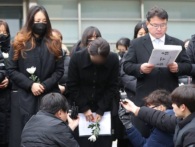 웹툰 작가 주호민씨 아들을 학대한 혐의로 1심에서 벌금 200만원 선고유예를 받은 특수교사 A씨가 지난해 2월 6일 오전 경기 수원시 영통구 수원지방법원에서 기자회견을 마치고 인사를 있다. /뉴스1