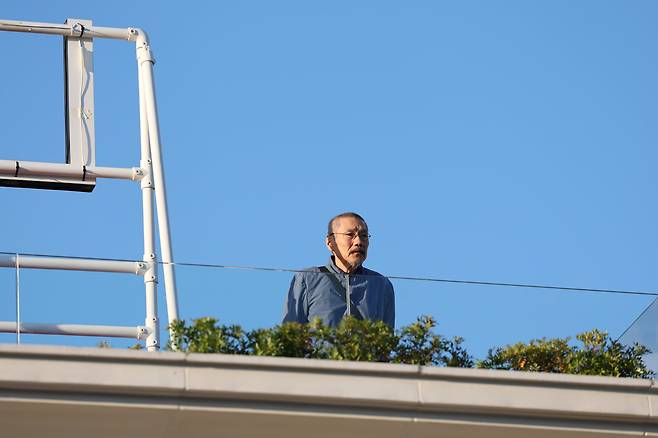 제78회 칸 국제 영화제 심사위원 중 한 명으로 선정된 홍상수 감독이 호텔 발코니에서 바깥을 바라보고 있다. /EPA 연합뉴스