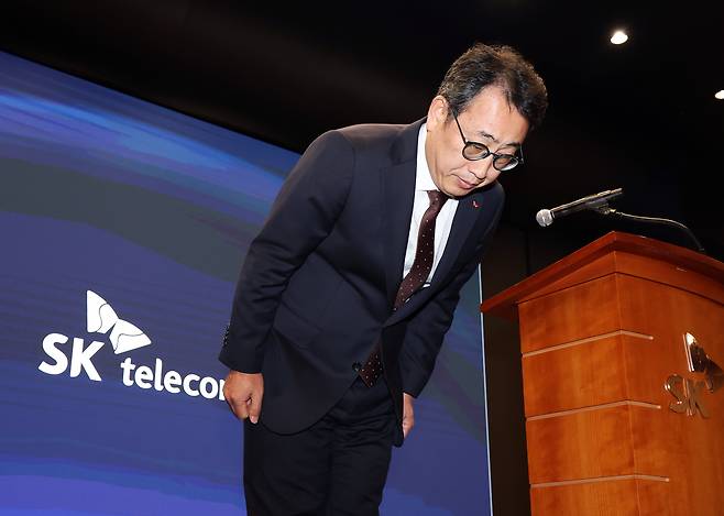 유영상 SK텔레콤 대표이사가 지난 2일 오전 서울 중구 SK텔레콤 T타워에서 열린 사이버 침해 관련 일일 브리핑에서 유심(USIM) 정보 해킹 사고와 관련해 고개 숙여 사과하고 있다. /뉴스1