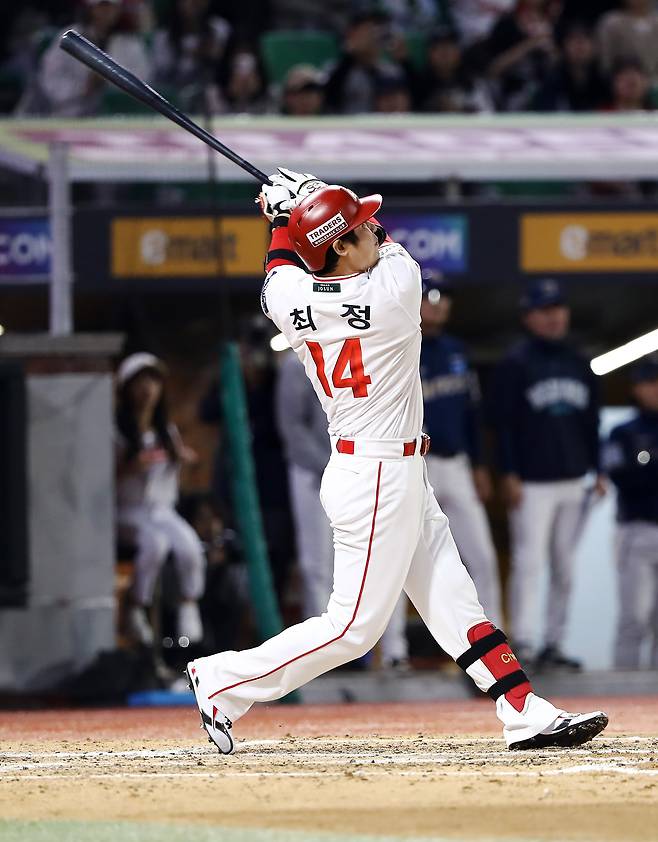 SSG 최정이 13일 인천 문학구장에서 NC 외인 투수 라일리를 상대로 개인 통산 500호 홈런을 때려냈다./SSG