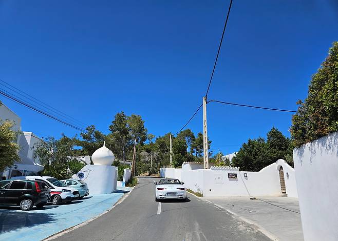 지난달 28일(현지 시각) 스페인 발레아레스 제도 이비사 섬에서 메르세데스-벤츠 마이바흐 SL680 모노그램 차량을 주행하는 모습. /권유정 기자