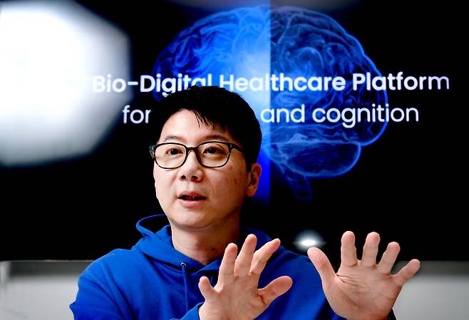 노유헌 이모코그 공동 창업자 겸 공동 대표가 4월 15일 경기도 과천시 이모코그 본사 사무실에서 디지털 치료기기(DTx) ‘코그테라(Cogthera)’에 대해 설명하고 있다. /조선비즈