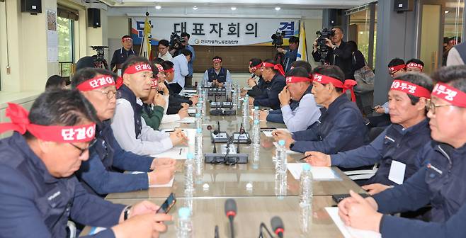 서종수 전국자동차노동조합연맹 위원장이 지난 8일 서울 서초구 전국자동차노동조합연맹에서 서울 등 22개 지역 버스 노조 위원장들과 대표자 회의를 하고 있다. /뉴스1