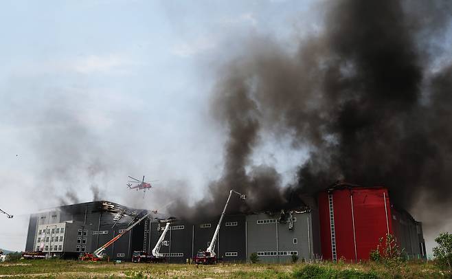 13일 경기도 이천시 부발읍 소재 대형 물류창고에서 불이 나 소방헬기가 진화작업을 하고 있다. /연합뉴스