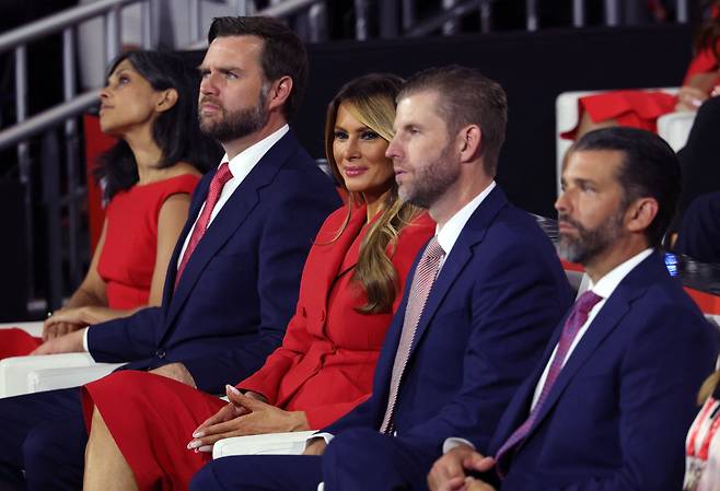 멜라니아 트럼프 여사(가운데부터 오른쪽으로)와 에릭 트럼프, 도널드 트럼프 주니어가 지난해 미국 위스콘신주 밀워키의 파이서브 포럼에서 열린 공화당 전당대회(RNC) 4일차에 공화당 대선 후보이자 전 미국 대통령인 도널드 트럼프의 연설을 듣고 있다. /로이터=연합뉴스