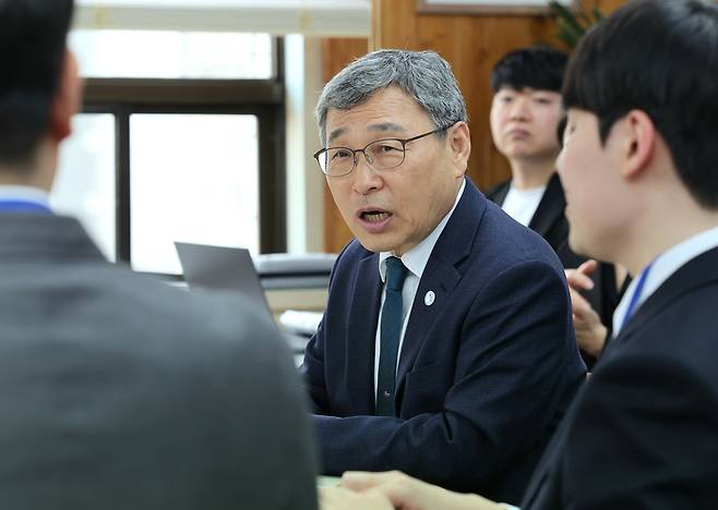 정근식 서울시 교육감이 지난달 18일 오후 서울 종로구 서울시교육청에서 열린 장애인 교원의 교육활동 보호 및 실질적인 지원 방안을 위한 간담회에서 발언하고 있다. /서울시교육청 제공