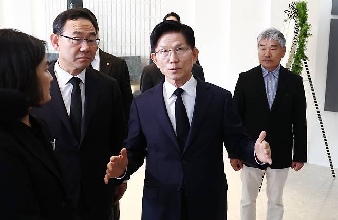 김문수 국민의힘 대통령 후보가 13일 오전 대구 동구 국립신암선열공원에서 독립운동가들의 사진을 보고 있다. /뉴스1