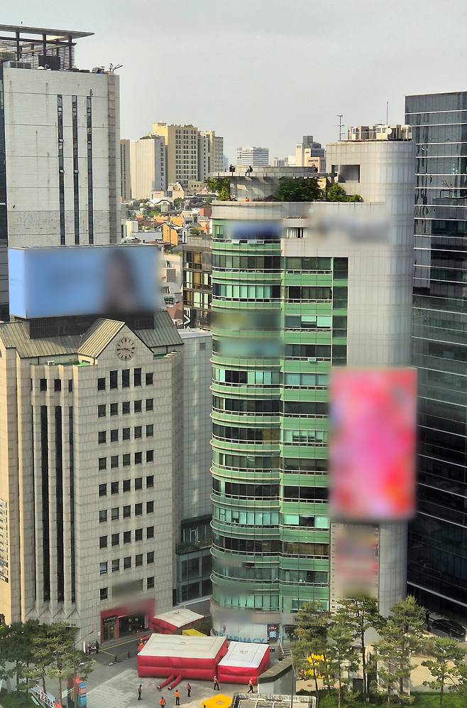 13일 서울 지하철 2호선 강남역 인근 빌딩 옥상에서 한 남성이 투신 소동을 벌였다. 구조대원들이 만일의 사태를 대비해 에어매트를 설치했다. /연합뉴스