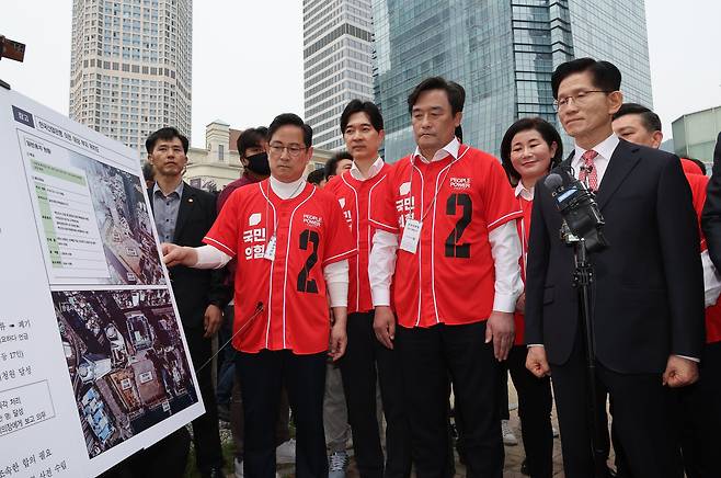 김문수 국민의힘 대선 후보가 13일 부산국제금융센터(BIFC)에서 산업은행 이전 관련 현장방문에 나서 관계자로부터 설명을 듣고 있다. /연합뉴스