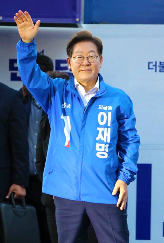 제21대 대통령 선거 공식 선거운동 시작날인 지난 12일 이재명 더불어민주당 대선 후보가 대전 중구 으능정이거리를 찾아 지지자들에게 인사하고 있다. 김영태 기자