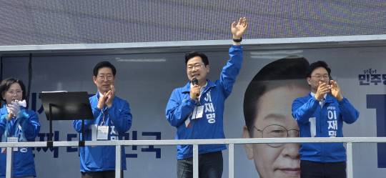 박찬대 민주당 상임총괄선거대책위원장이 13일 충남 예산역전시장을 찾아 이재명 후보에 대한 압도적인 지지를 호소했다. 김동근 기자