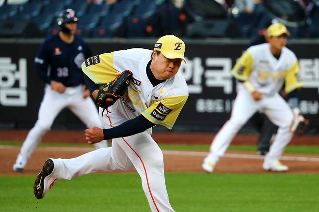 13일 대전 한화생명볼파크에서 열린 2025 신한 SOL 뱅크 KBO리그 한화이글스와 두산베어스의 경기에서 한화 선발투수 류현진이 역투하고 있다. 김영태 기자