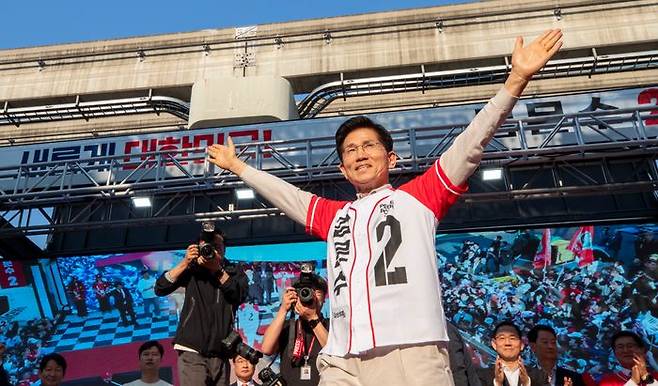 21대 대선 공식 선거운동이 시작된 12일 오후 김문수 국민의힘 대선 후보가 대구 중구 서문시장에서 지지를 호소하고 있다. ⓒ데일리안 방규현 기자