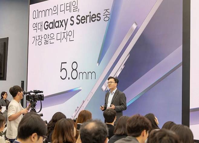 13일 '삼성 강남'에서 진행된 '갤럭시 S25 엣지' 공개 행사에서 삼성전자 MX사업부 스마트폰개발1팀 문성훈 부사장이 '갤럭시 S25 엣지'를 소개하는 모습ⓒ삼성전자