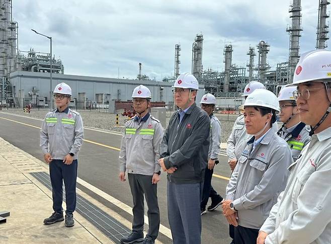 이영준 롯데케미칼 대표가 인도네시아 라인프로젝트 현장을 살펴보고 있다. ⓒ롯데케미칼