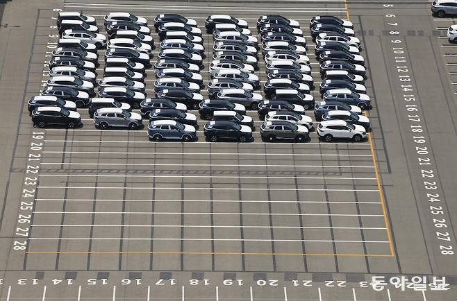 긴 연휴로 인한 조업일수 감소, 관세 여파 등으로 1~10일 수출이 전년 대비 20% 이상 줄어든 것으로 나타났다. 12일 광주 서구 기아 광주공장 출고장에는 신차들이 세워져 있다. 광주=박영철 기자 skyblue@donga.com