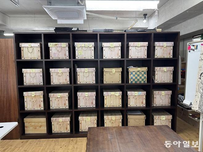 고 화백이 그린 원화와 스케치를 작품별로 모은 상자들. 파주=김소민 기자 somin@donga.com