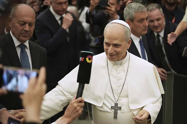 레오 14세 교황이 12일(현지 시간) 바티칸에서 취재진과 대화하고 있다. 8일 선출된 그의 첫 기자회견이다. 교황은 이날 평화와 언론 자유의 중요성을 강조하고 인공지능(AI)이 야기할 수 있는 위험에 대한 우려를 표했다. 
바티칸=AP 뉴시스