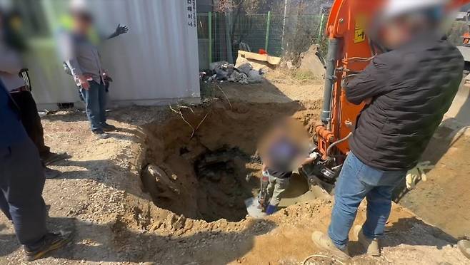 경북경찰이 구미에서 송유관 절도 일당을 검거하고 절도 현장을 확인하고 있다. (경북경찰청 제공) 뉴스1