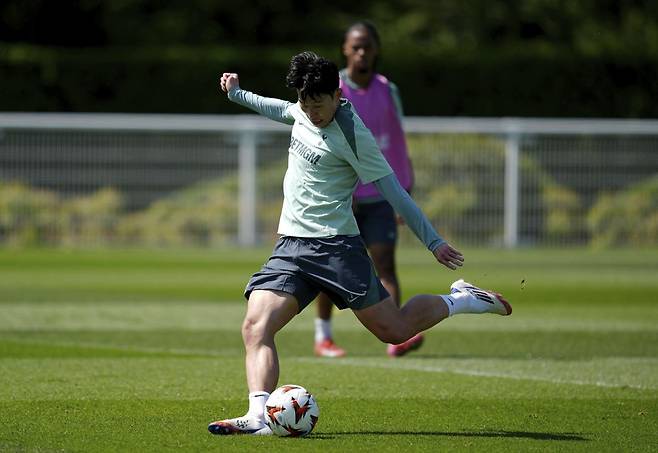 토트넘 손흥민이 12일(현지 시간) 영국 런던에서 열린 팀 훈련에서 슈팅을 하고 있다. 런던=AP 뉴시스.