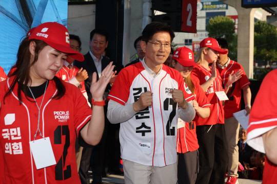 김문수 국민의힘 제21대 대선후보가 5울12일 대구 서문시장에서 선거운동원들과 춤을 선보이고 있다.<공동취재·연합뉴스>