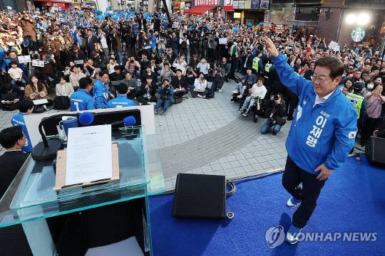 더불어민주당 이재명 대선 후보가 12일 대전광역시 으느정거리 스카이로드에서 열린 유세에서 대전 시민들에게 인사하고 있다. 연합뉴스